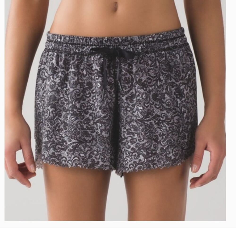 Lululemon Sz 2 Hit It Shorts 3 1/2" Mini Cinder Lace White Black Athleisure